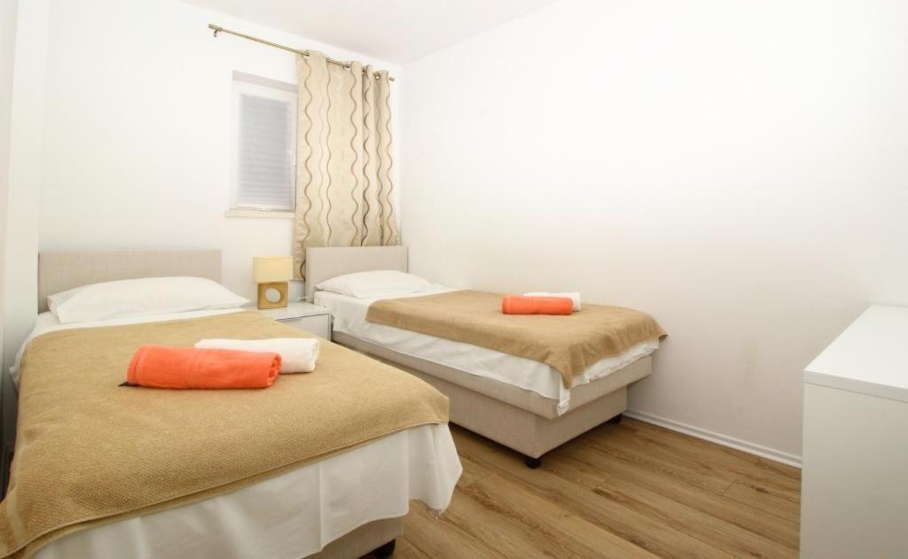 קאבטאט Apartments Dubreta מראה חיצוני תמונה