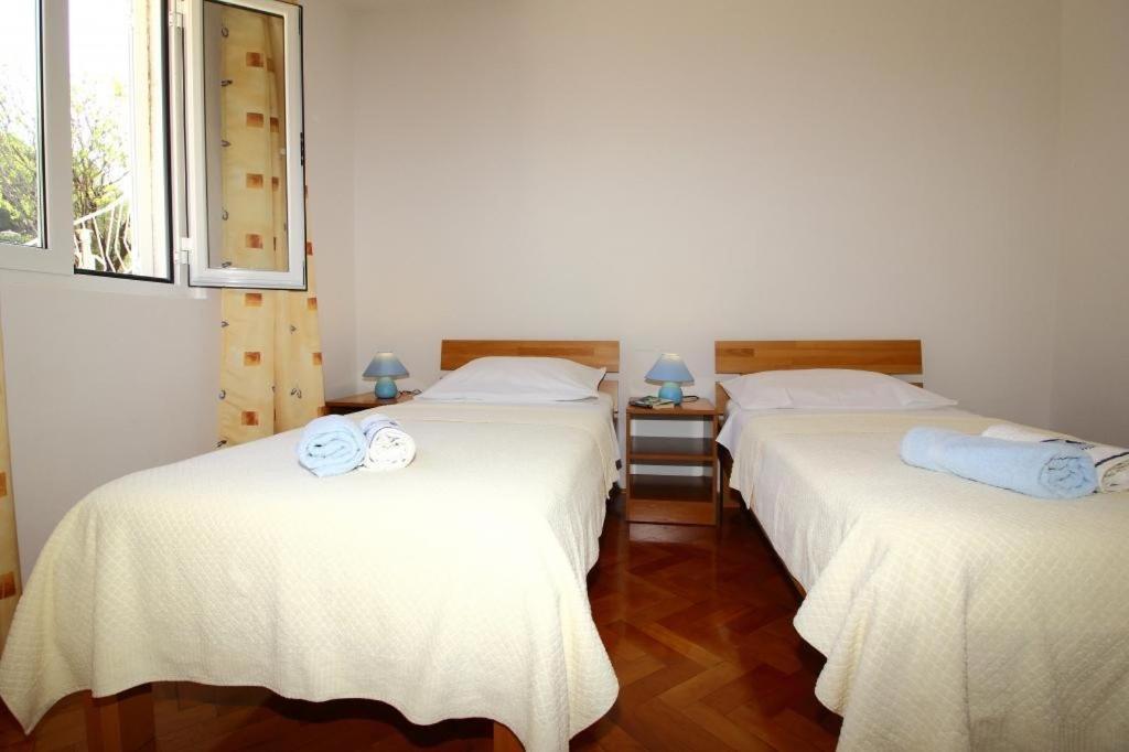 קאבטאט Apartments Dubreta מראה חיצוני תמונה