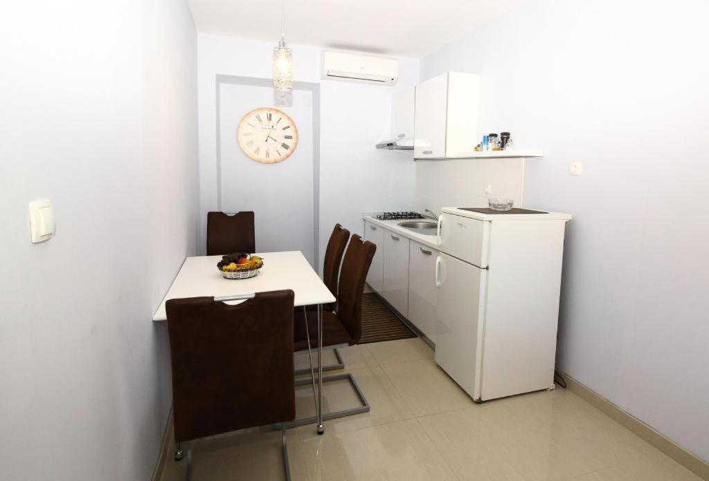 קאבטאט Apartments Dubreta מראה חיצוני תמונה