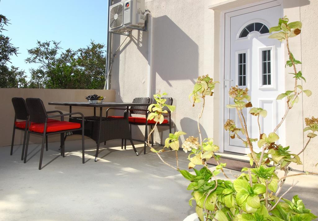 קאבטאט Apartments Dubreta מראה חיצוני תמונה